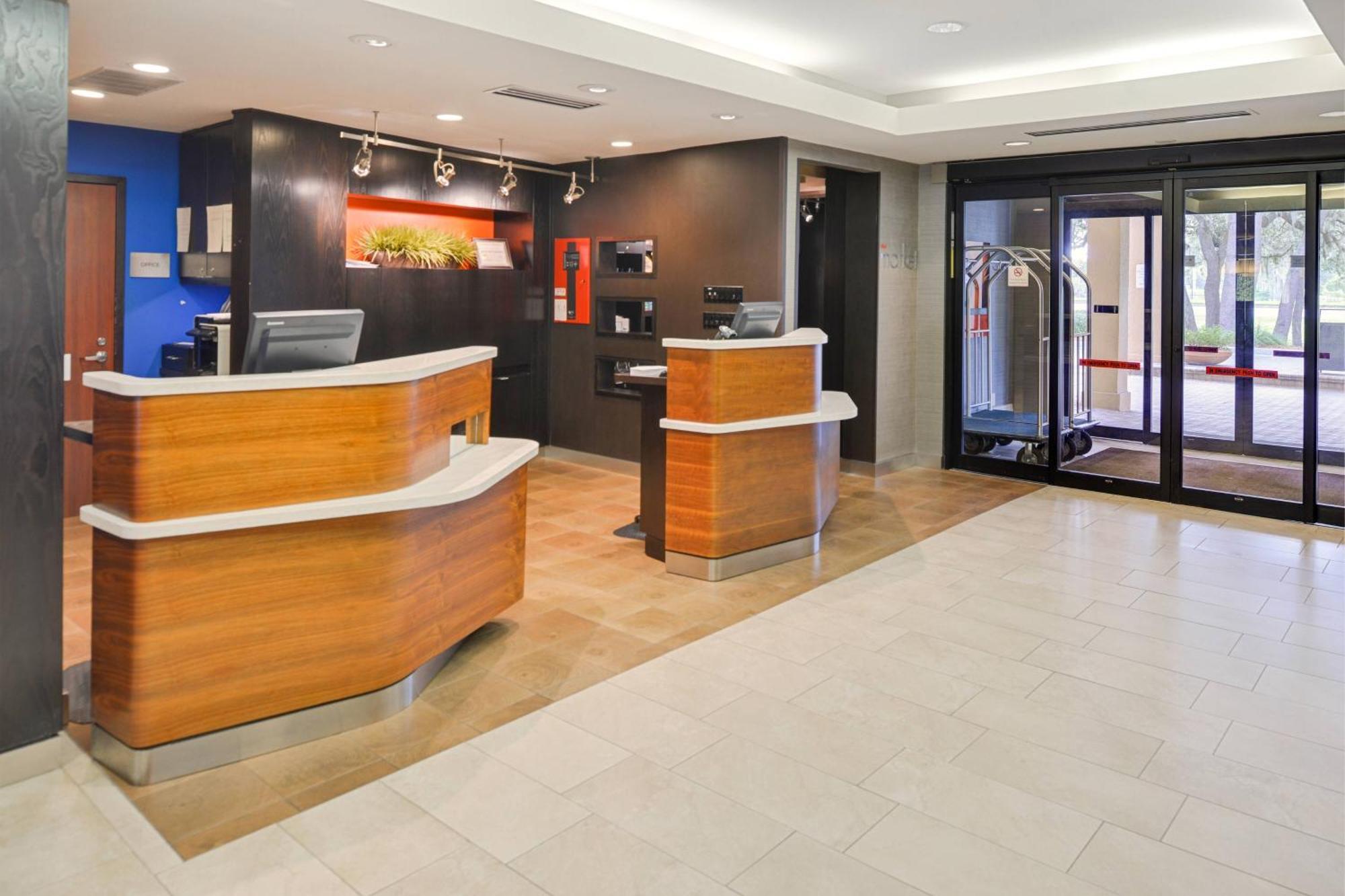 Courtyard Tampa North / I-75 Fletcher Exterior photo